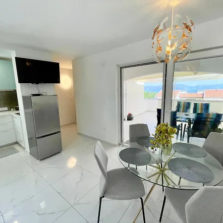 Two Bedroom App In With Sea View, Terrace&parking Appartement